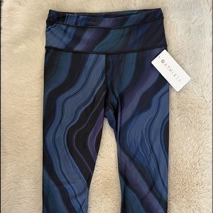 Athleta Accelerate Geode Crop leggings Black/Blue size Small